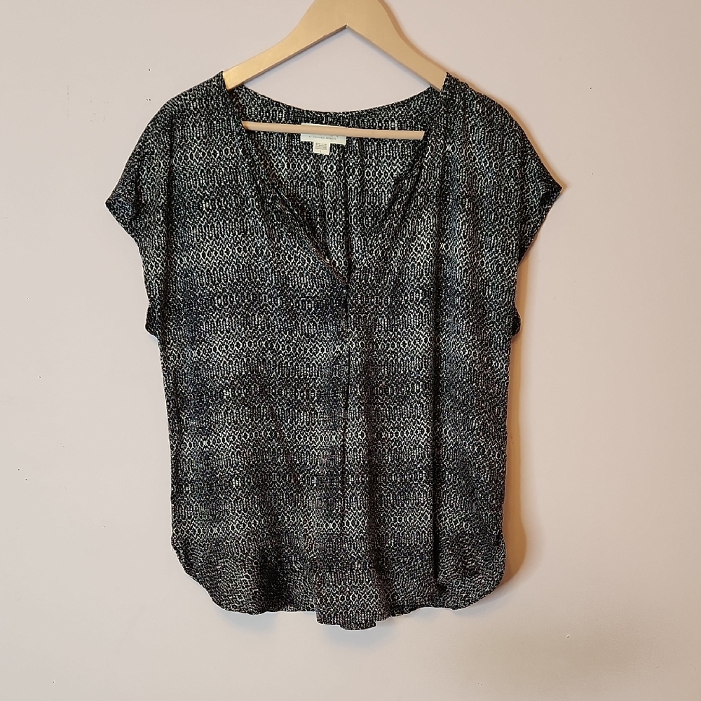 VELVET By Graham & Spencer Women’s Short Sleeve V Neck Blouse, size L